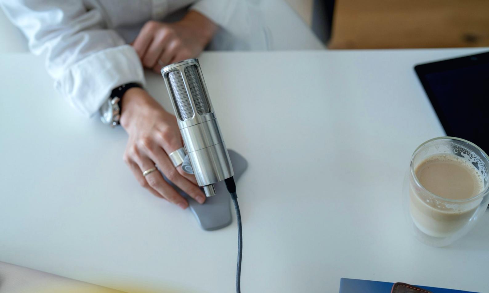 Fernsehjournalist bei der Live-Berichterstattung mit professioneller Ausrüstung